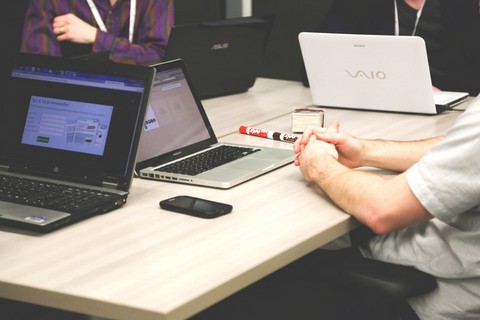 bureau avec ordinateur et logiciel